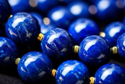 Le bracelet lapis lazuli : l’élégance bleue