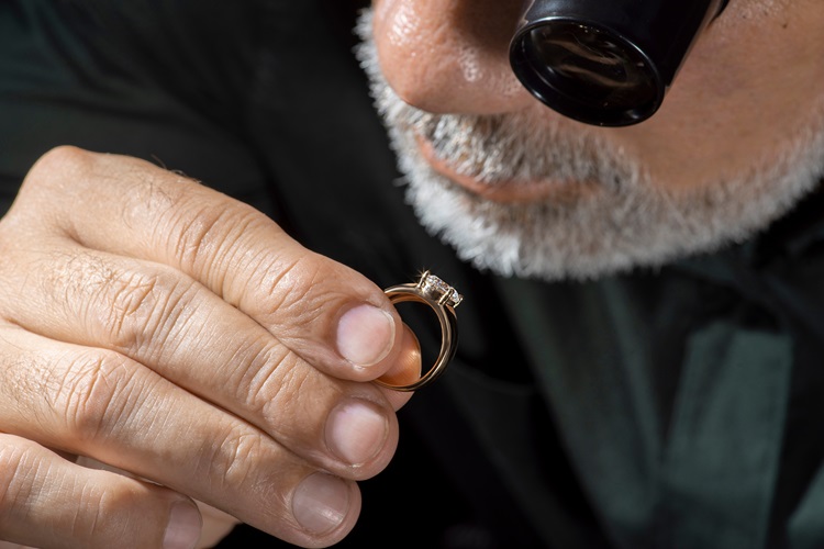 identifier bijoux en or grace a un professionnel