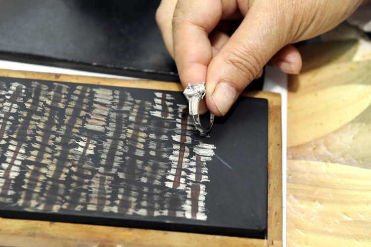 identifier bijoux en or grace au test pierre de touche acide