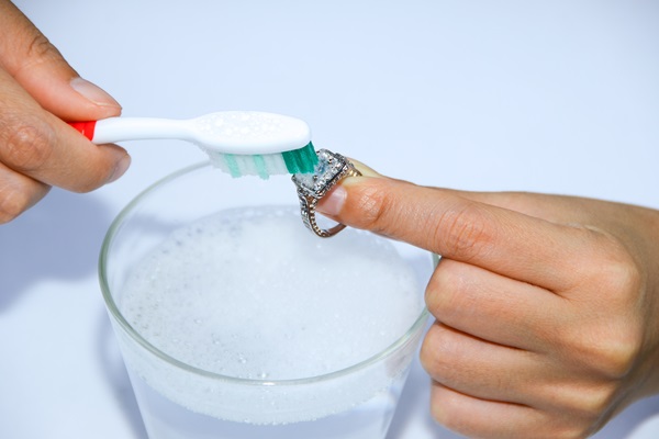 nettoyer bijoux en argent brosse a dents