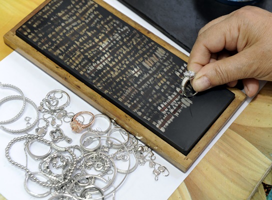 test bijoux argent pierre de touche acide