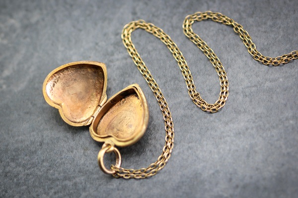 collier plaque or oxyde