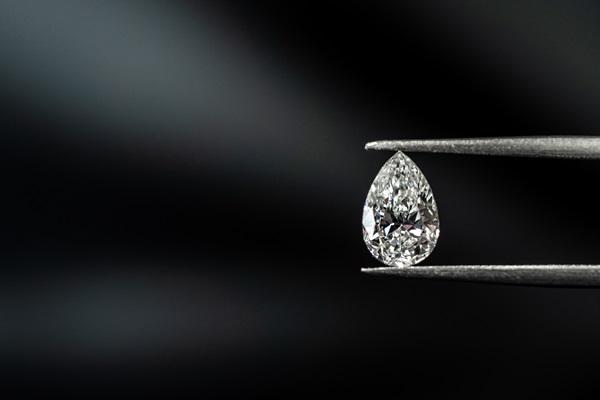 pierre precieuse naturelle alternative au diamant saphir blanc