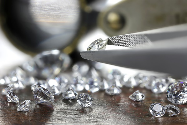 pierres fines naturelles alternatives au diamant topaze spinelle grenat zircone