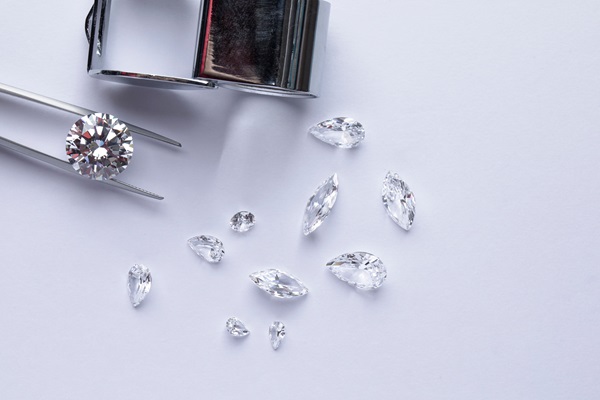 pierres synthetiques alternatives au diamant moissanite oxyde de zirconium cristal swarovski