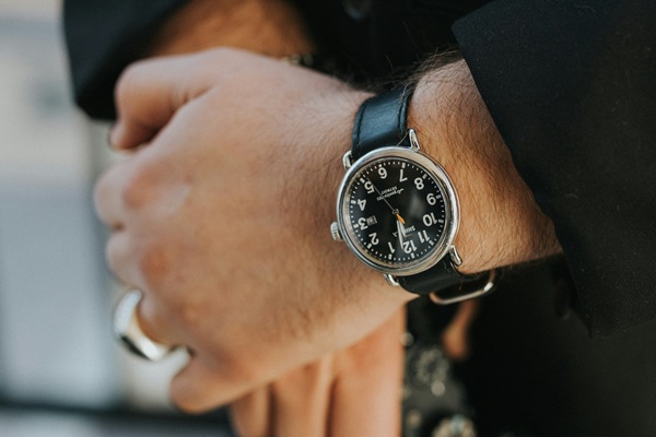 pourquoi porter sa montre a gauche