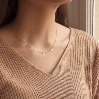 collier or rose discret sur peau claire