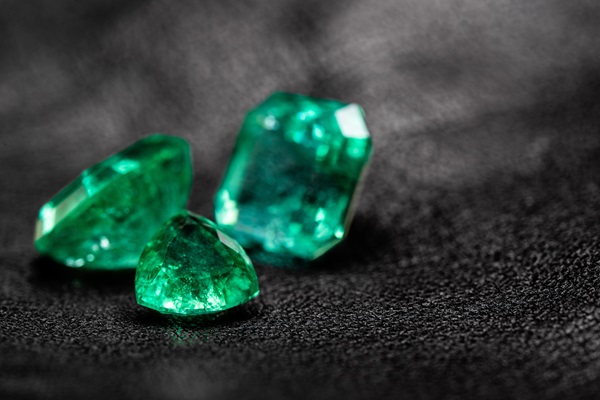 les differentes couleurs teintes emeraude