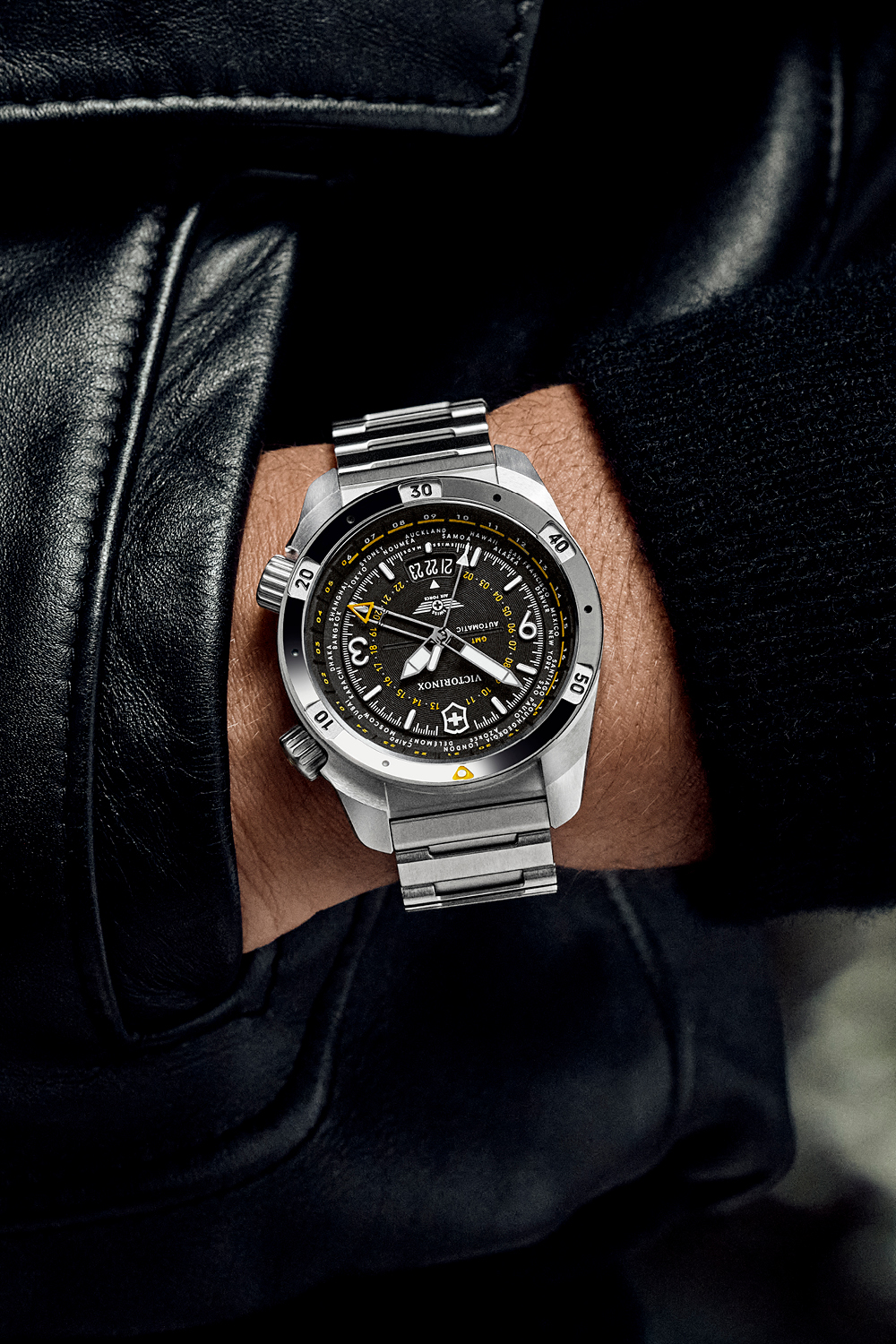 montre victorinox air pro 242004 bracelet acier inoxydable portee lifestyle