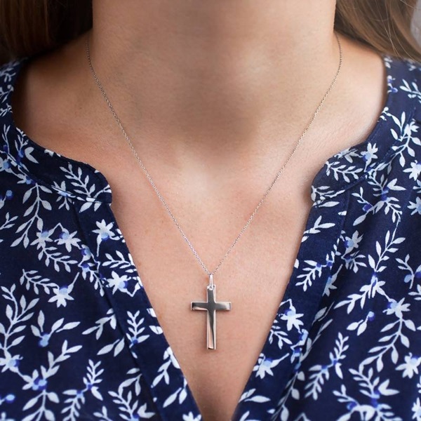 chaine avec grand pendentif croix