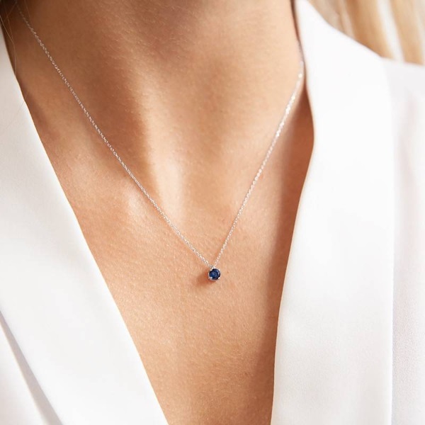 chaine courte avec petit pendentif pierre precieuse