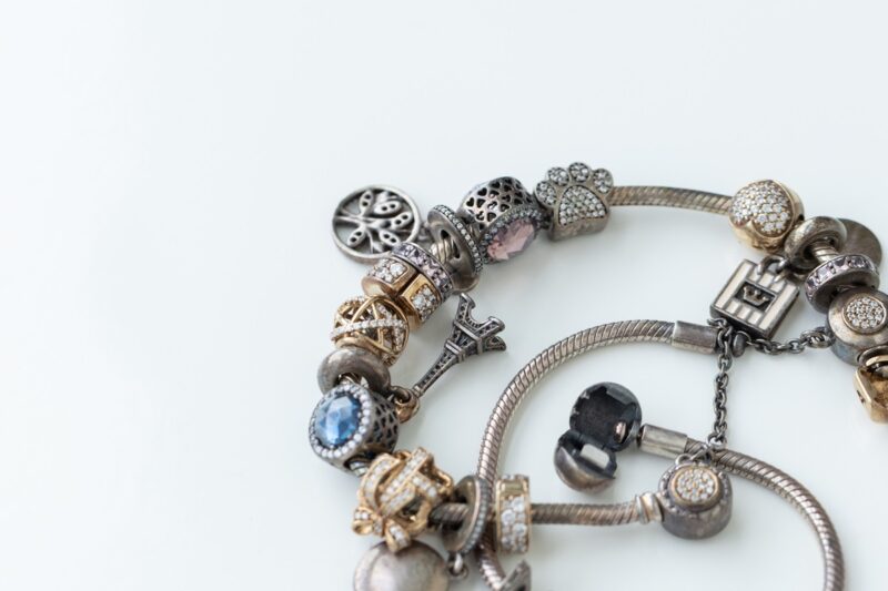 Pourquoi certains bijoux noircissent avec le temps ?