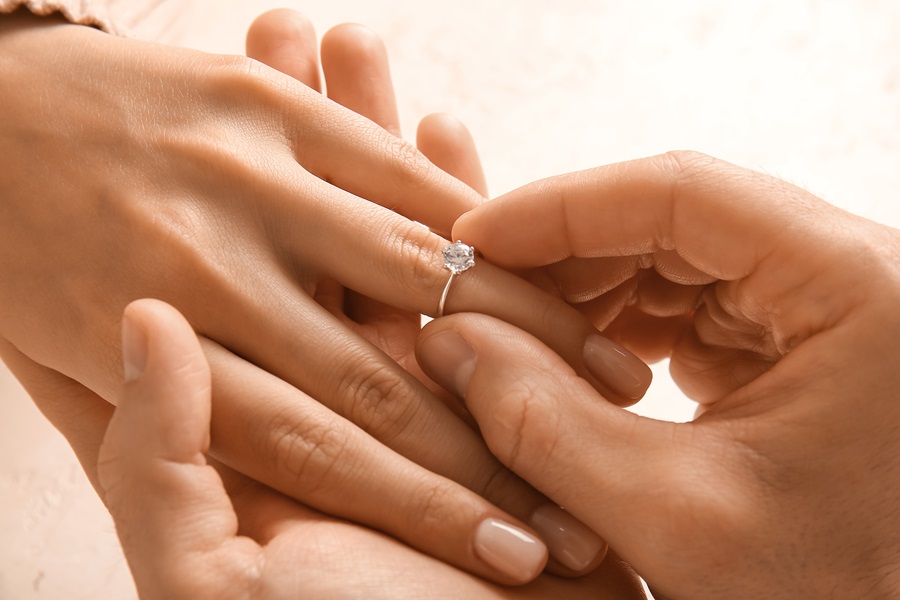 bague de fiancailles choix taille diamant morphologie main