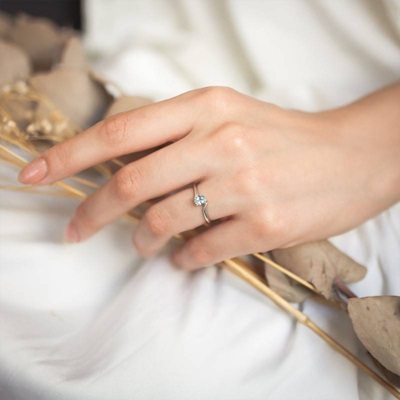 bague aigue marine or blanc portee